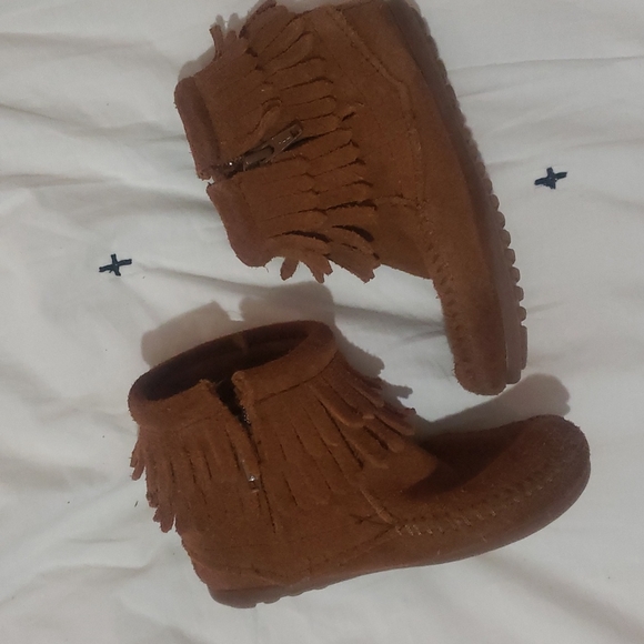 Minnetonka fringe boot - Picture 4 of 5